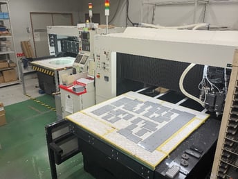 図)キャリア加工機